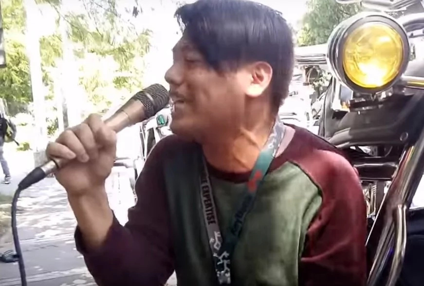 Call center agent entertains public with energetic performance. The video went viral! Call center agent entertains public with energetic performance. The video went viral!