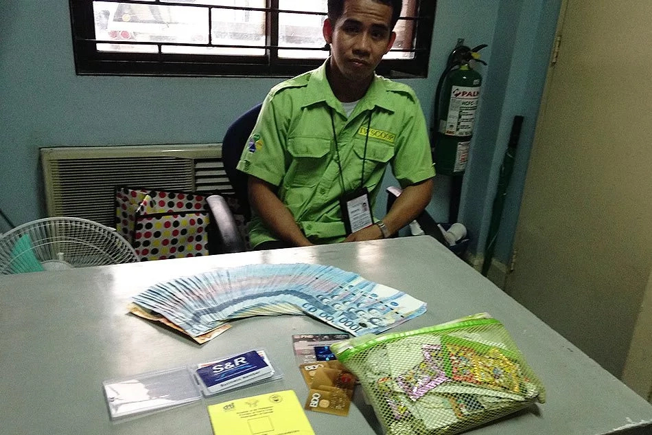 airport-staff airport-staff