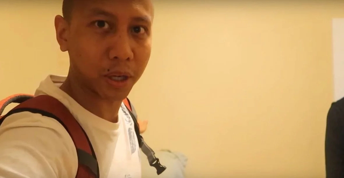 Mikey Bustos shares a piece of himself. He toured his fans in his house in Canada! Mikey Bustos shares a piece of himself. He toured his fans in his house in Canada!