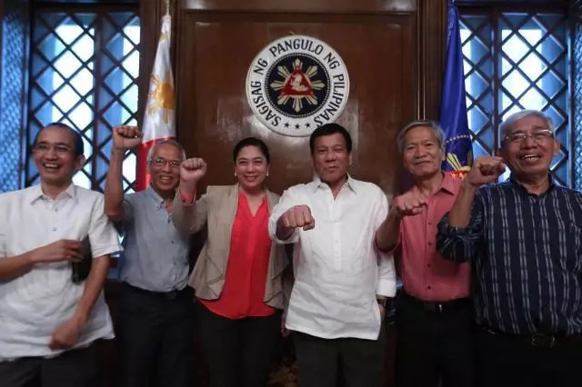 Netizens react to Duterte's meeting with the Reds Netizens react to Duterte's meeting with the Reds