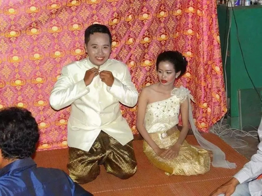 Couple gets real professional make-up after a ruined wedding day Couple gets real professional make-up after a ruined wedding day