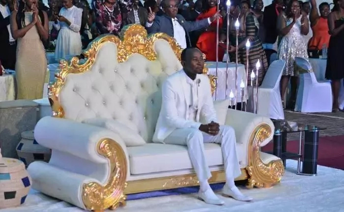 Flamboyant pastor whose congregants worship him by kissing his feet (photos)