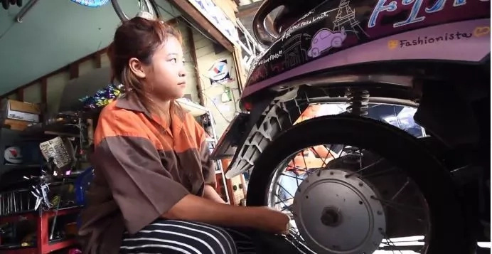 MISS MECHANIC: Viral Young Lady Mechanic MISS MECHANIC: Viral Young Lady Mechanic