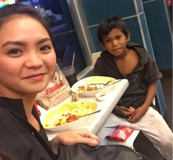 Pretty lady goes viral for going on a date with streetkid Pretty lady goes viral for going on a date with streetkid