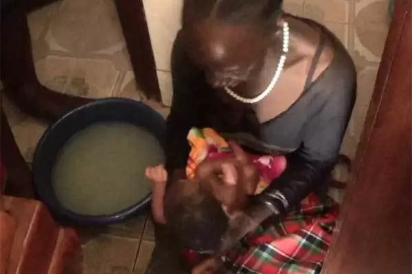 A rescuer bathes the baby A rescuer bathes the baby
