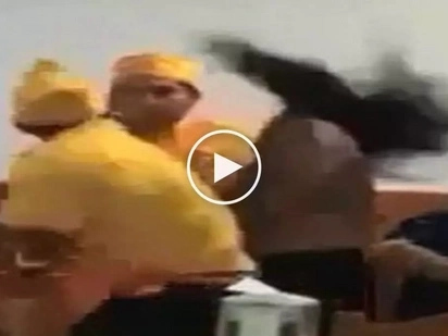 Nanuntok ng babae! Violent waiter brutally punches aggressive female customer in restaurant