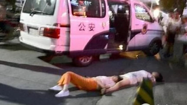 Chinese women argue for 8 hours, collapse on the spot after Chinese women argue for 8 hours, collapse on the spot after