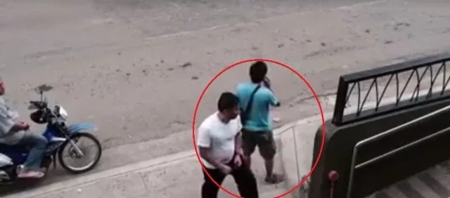 Snatcher returns stolen wallet to man after seeing CCTV cameras Snatcher returns stolen wallet to man after seeing CCTV cameras