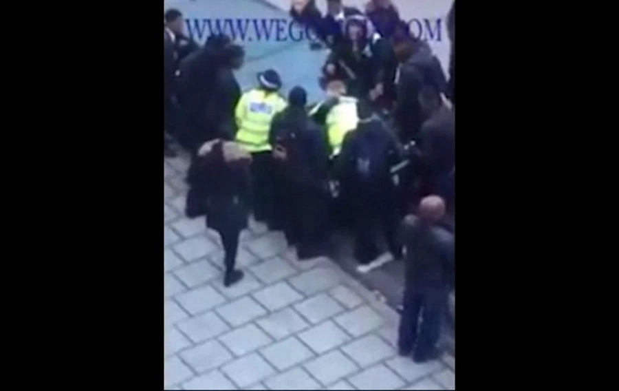 Wild Mob Of 30 Schoolchildren Attack 2 Policemen Wild Mob Of 30 Schoolchildren Attack 2 Policemen