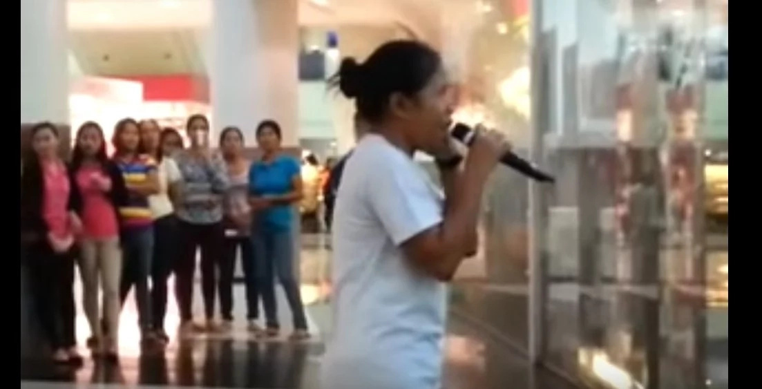 Talented Pinay sings 'Listen' in a mall...the crowd definitely loves her performance! Talented Pinay sings 'Listen' in a mall...the crowd definitely loves her performance!