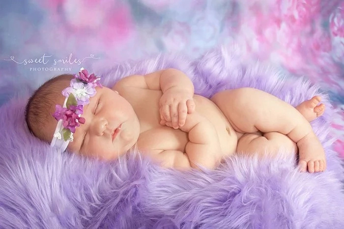 Mother gave birth to a 13.5 lbs (6kg) baby. The baby's so big that she felt like a toddler is coming out of her belly! Mother gave birth to a 13.5 lbs (6kg) baby. The baby's so big that she felt like a toddler is coming out of her belly!