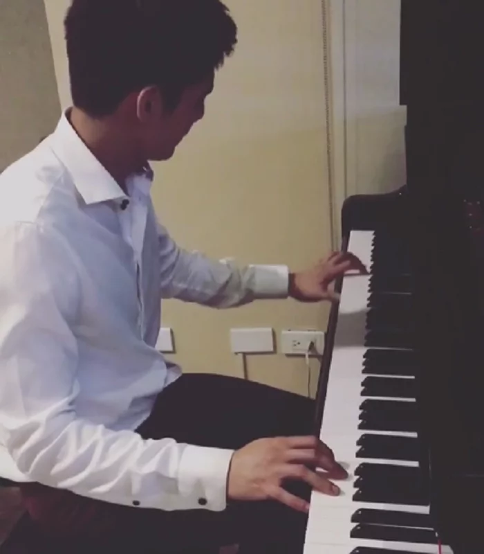 Robi Domingo receives an unexpected gift from Dra. Vicky Belo Robi Domingo receives an unexpected gift from Dra. Vicky Belo