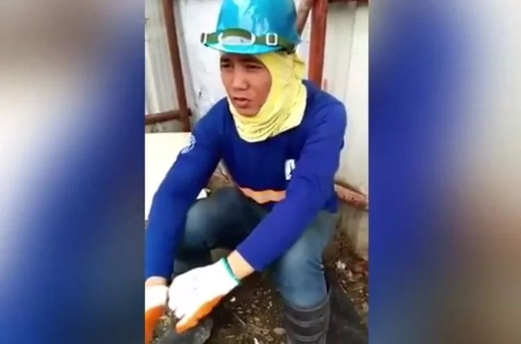 Singing construction worker went viral after colleague uploaded video of his cover Singing construction worker went viral after colleague uploaded video of his cover