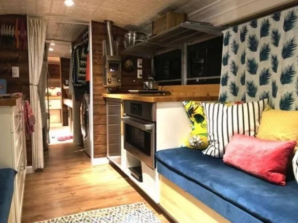 Family convert old school BUS into comfortable house for their 3 kids (see photos, video)