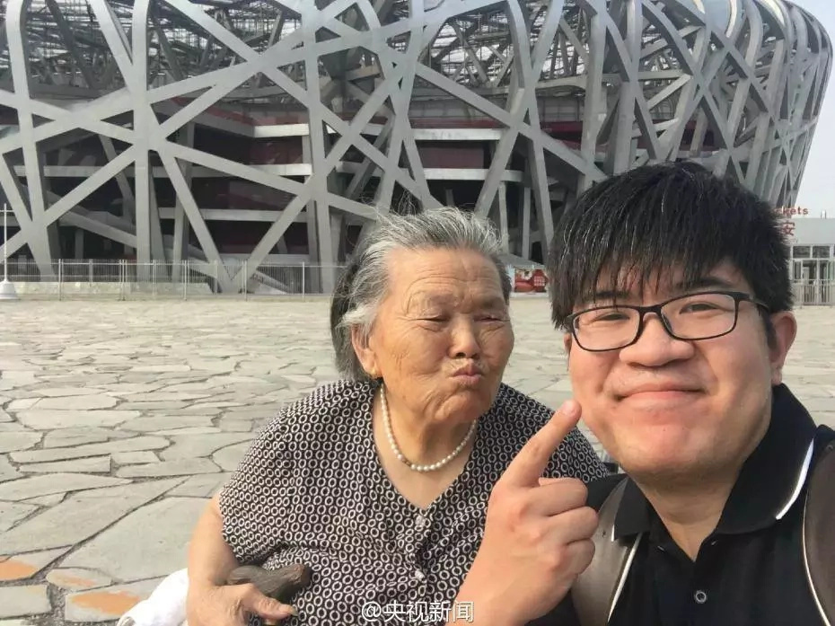 Grandson takes his wheelchair-bound grandma on vacation after stroke Grandson takes his wheelchair-bound grandma on vacation after stroke