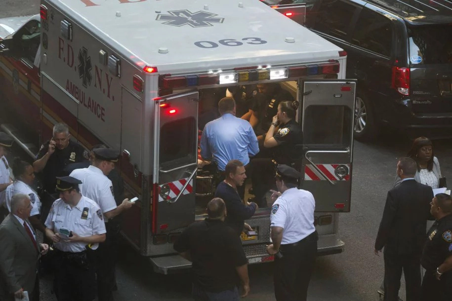 Cleaver wielding psycho gunned down by NYPD Cleaver wielding psycho gunned down by NYPD