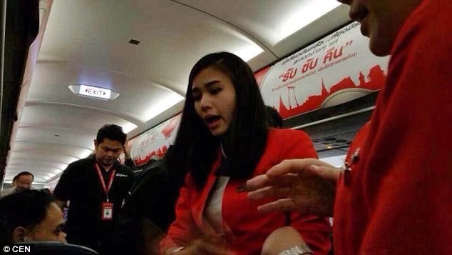 Flight attendant cries in pain after having a heated conflict with a passenger. Soon, the plane called for an emergency landing ... Flight attendant cries in pain after having a heated conflict with a passenger. Soon, the plane called for an emergency landing ...