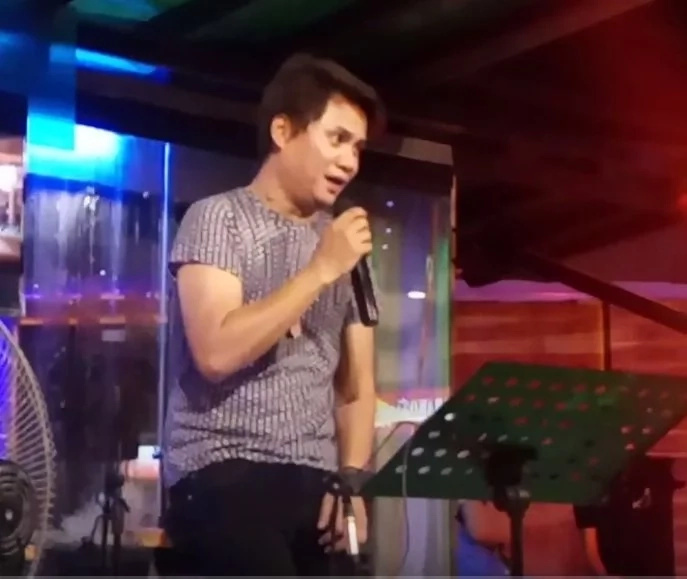 Pinoy singer shows off powerful vocals in an emotional public performance Pinoy singer shows off powerful vocals in an emotional public performance