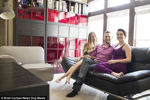 36-year-old man lives with two girlfriends and becomes dad by both women