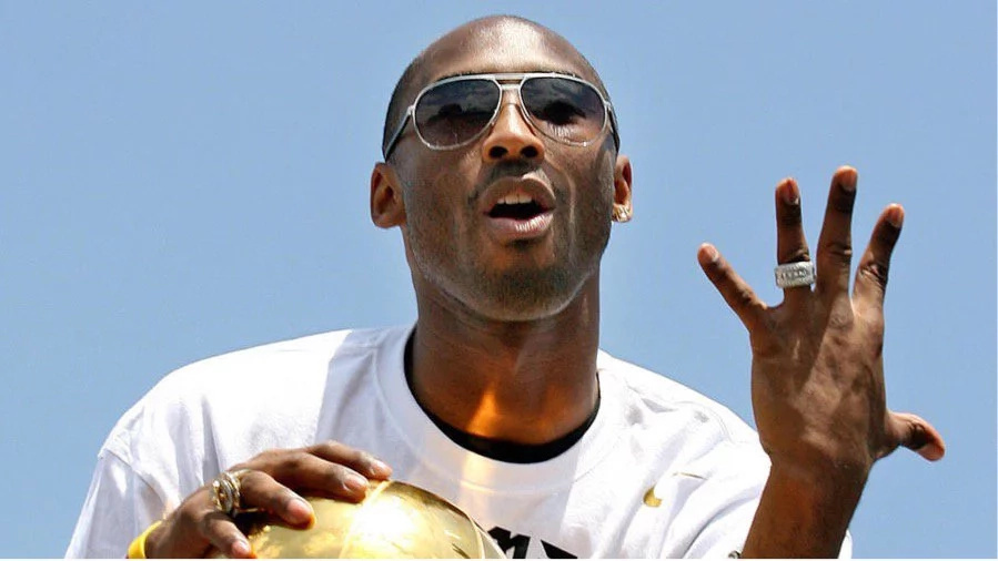 Bryant received diamond ring for retirement Bryant received diamond ring for retirement