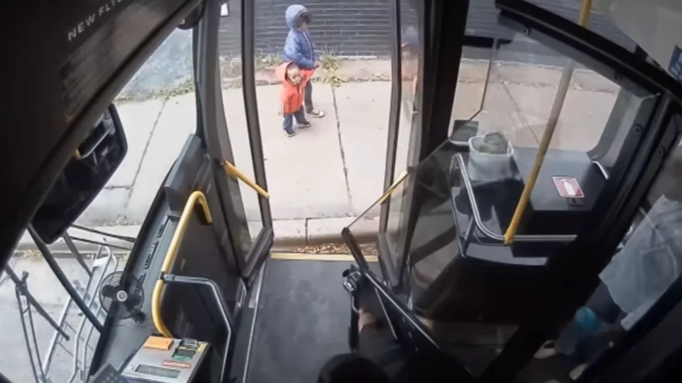 Thanks to this bus driver, both children are safe! Thanks to this bus driver, both children are safe!