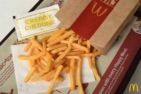Karma is real! McDonald’s cashier who didn’t understand their English got humiliated by a mother and daughter! Karma is real! McDonald’s cashier who didn’t understand their English got humiliated by a mother and daughter!