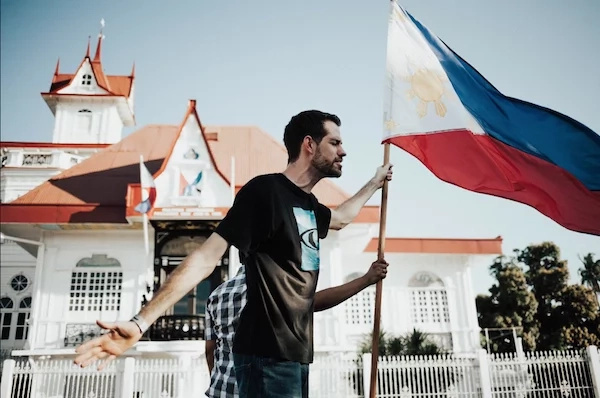 Spanish man apologizes in behalf of his race for conquering the Philippines for 300 years Spanish man apologizes in behalf of his race for conquering the Philippines for 300 years