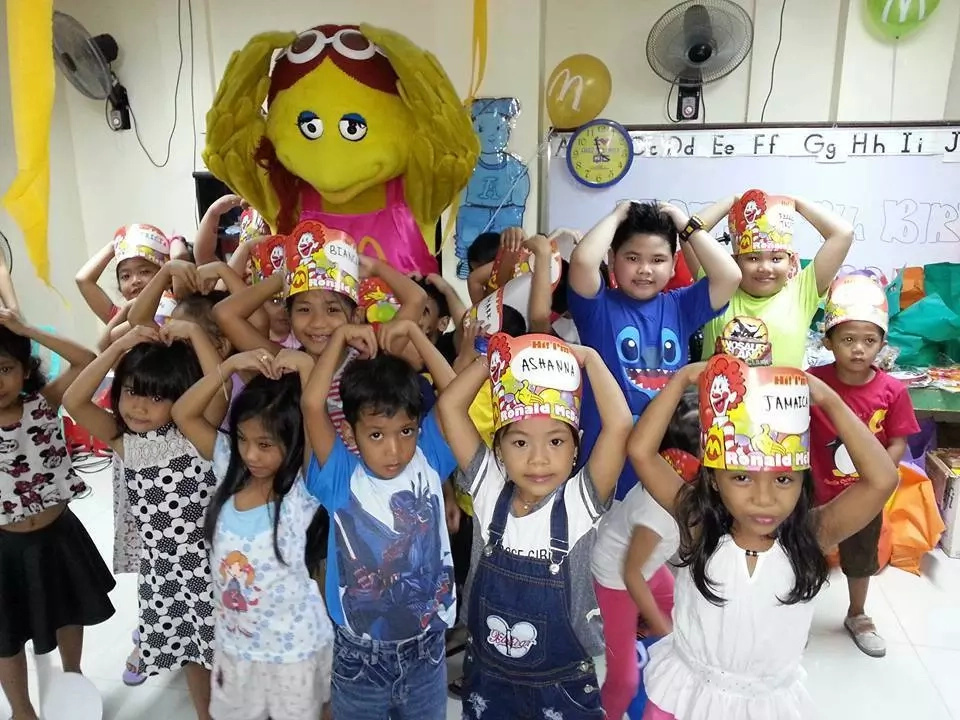 "What makes me happy is seeing other kids happy too." What this 9-year-old boy does for his birthday is trully heart melting! Find out why! "What makes me happy is seeing other kids happy too." What this 9-year-old boy does for his birthday is trully heart melting! Find out why!