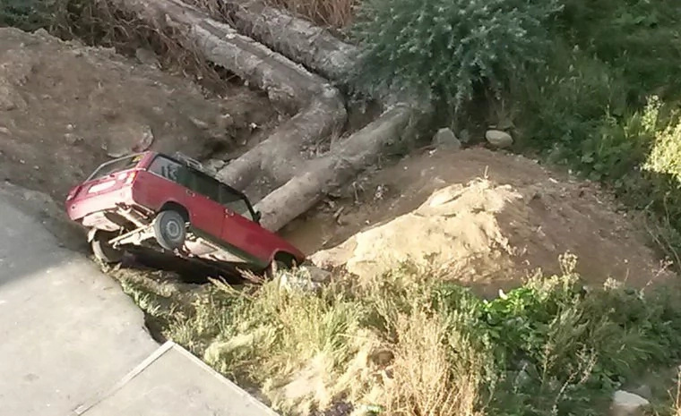 Crazy Russians pushed man's car off the cliff for parking wrong! Crazy Russians pushed man's car off the cliff for parking wrong!