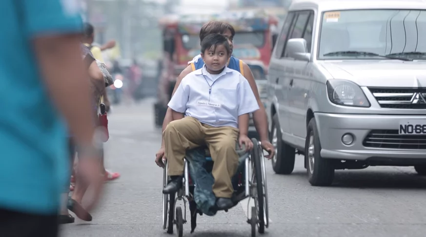 Wheelchair-bound father takes son to school in his wheelchair every day, rain or shine, earns praises and sympathy from netizens Wheelchair-bound father takes son to school in his wheelchair every day, rain or shine, earns praises and sympathy from netizens
