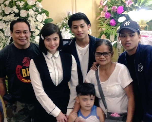 Anne Curtis visits fan’s wake to grant her last wish Anne Curtis visits fan’s wake to grant her last wish