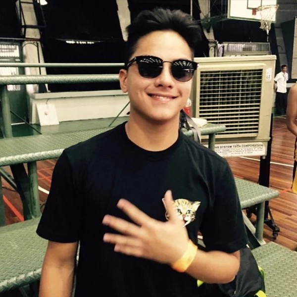 JC De Vera fouls Daniel Padilla in basketball game JC De Vera fouls Daniel Padilla in basketball game
