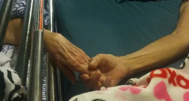 Couple married for 58 years dies together while holding hands Couple married for 58 years dies together while holding hands