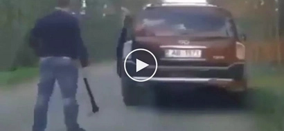 Natakot sa palakol! Road-rage driver gets scared after enemy threatens him with deadly ax