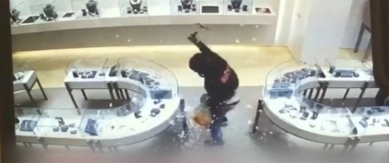 Gone in 40 seconds! Shocking footage of jewelry store heist Gone in 40 seconds! Shocking footage of jewelry store heist