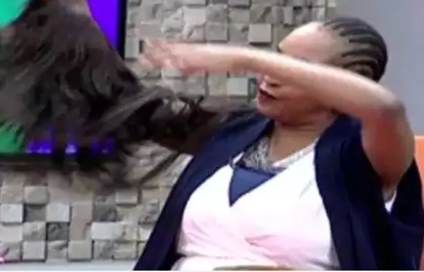 Popular TV presenter removes her wig on air and she looks weird (photos) Popular TV presenter removes her wig on air and she looks weird (photos)
