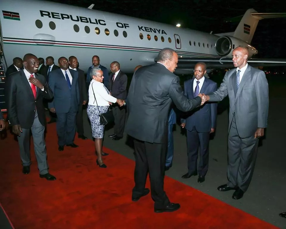 See who greeted Uhuru when he arrived at JKIA
