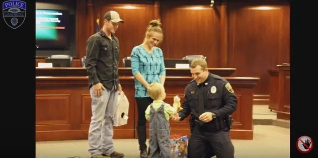 Texas Officer Saved 3-Year-Old Boy's Life Because Of His QUICK-THINKING (Video) Texas Officer Saved 3-Year-Old Boy's Life Because Of His QUICK-THINKING (Video)