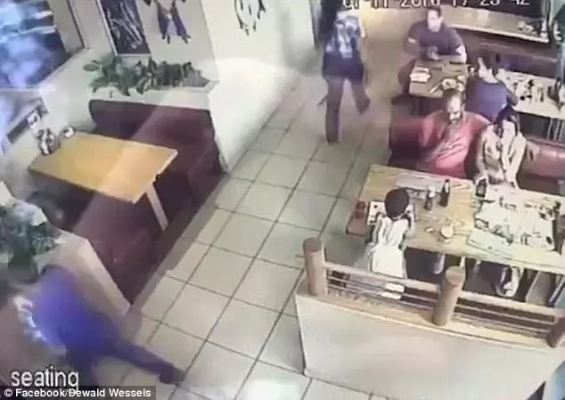 Caught on CCTV! Kid was almost kidnapped while his parents were enjoying their meal at a restaurant Caught on CCTV! Kid was almost kidnapped while his parents were enjoying their meal at a restaurant
