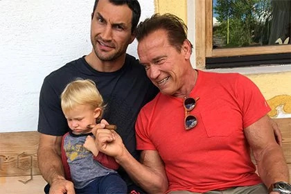 Arnie offers a cuban cigar to Ukrainian Pacquiao's daughter Arnie offers a cuban cigar to Ukrainian Pacquiao's daughter