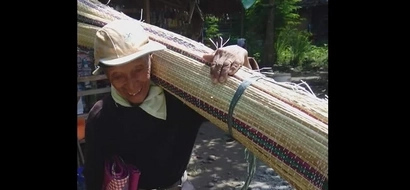 The face of hard work: this old man walks 50 kilometers every day to sell mats!