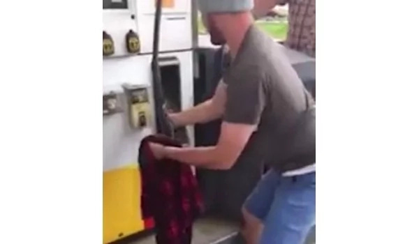 Guy finds snake on nozzle of gas pump Guy finds snake on nozzle of gas pump
