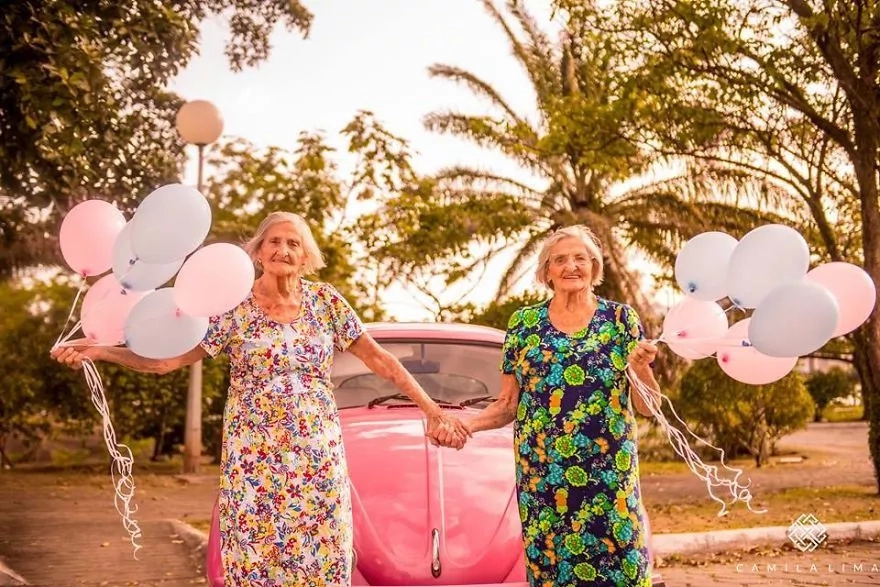 World's oldest twins celebrate their 100th birthday World's oldest twins celebrate their 100th birthday