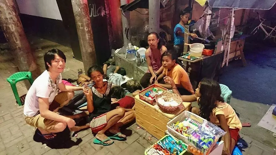 Concerned Japanese feeds Filipino poor Concerned Japanese feeds Filipino poor