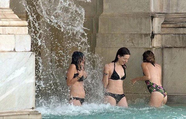 Locals outraged; tourists take a dip in 400-year old fountain Locals outraged; tourists take a dip in 400-year old fountain