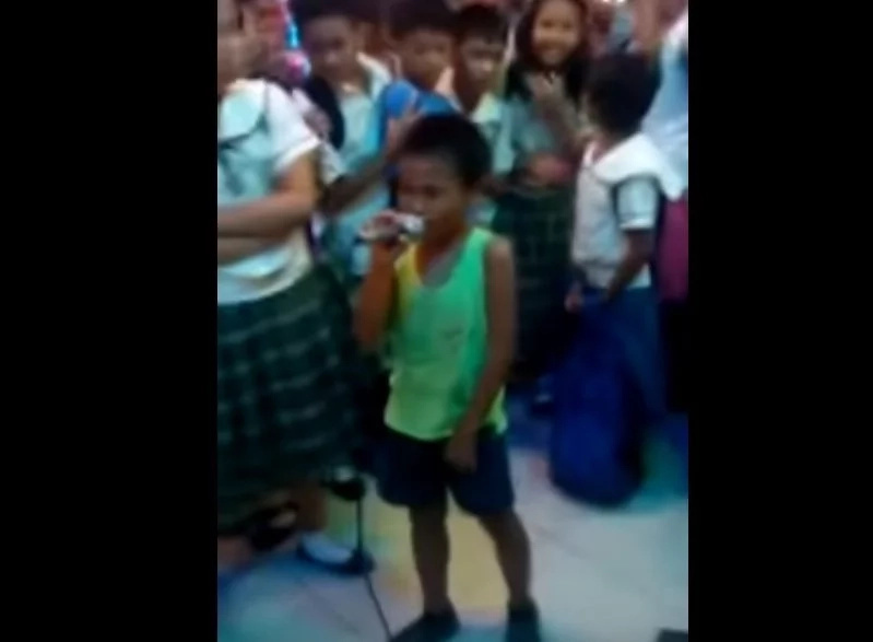 Talented kid went viral after belting epic song 'Sayang na Sayang' Talented kid went viral after belting epic song 'Sayang na Sayang'