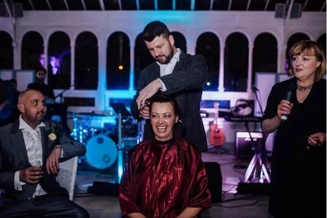 Bride shaves her head to honor groom with terminal cancer Bride shaves her head to honor groom with terminal cancer