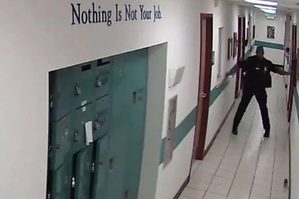 CCTV captures the moment a burly police officer runs away from a LITTLE mouse (photos, video) CCTV captures the moment a burly police officer runs away from a LITTLE mouse (photos, video)