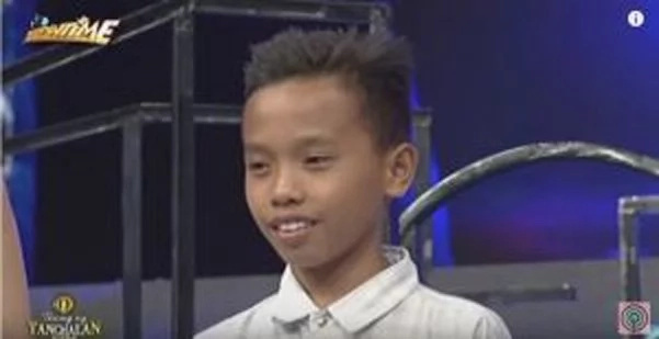 Vice Ganda gives contestant a TV set Vice Ganda gives contestant a TV set