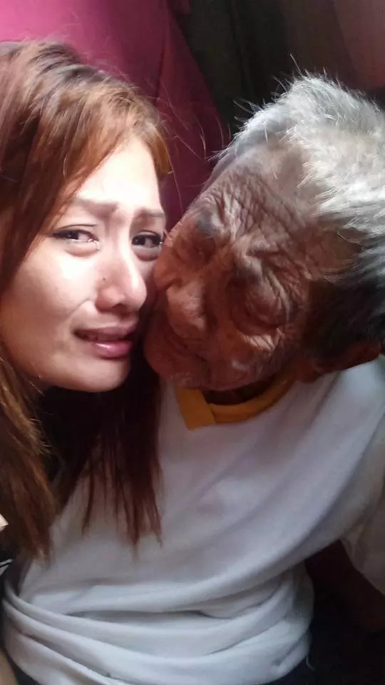 Filipina's care for grandmother touches the world Filipina's care for grandmother touches the world
